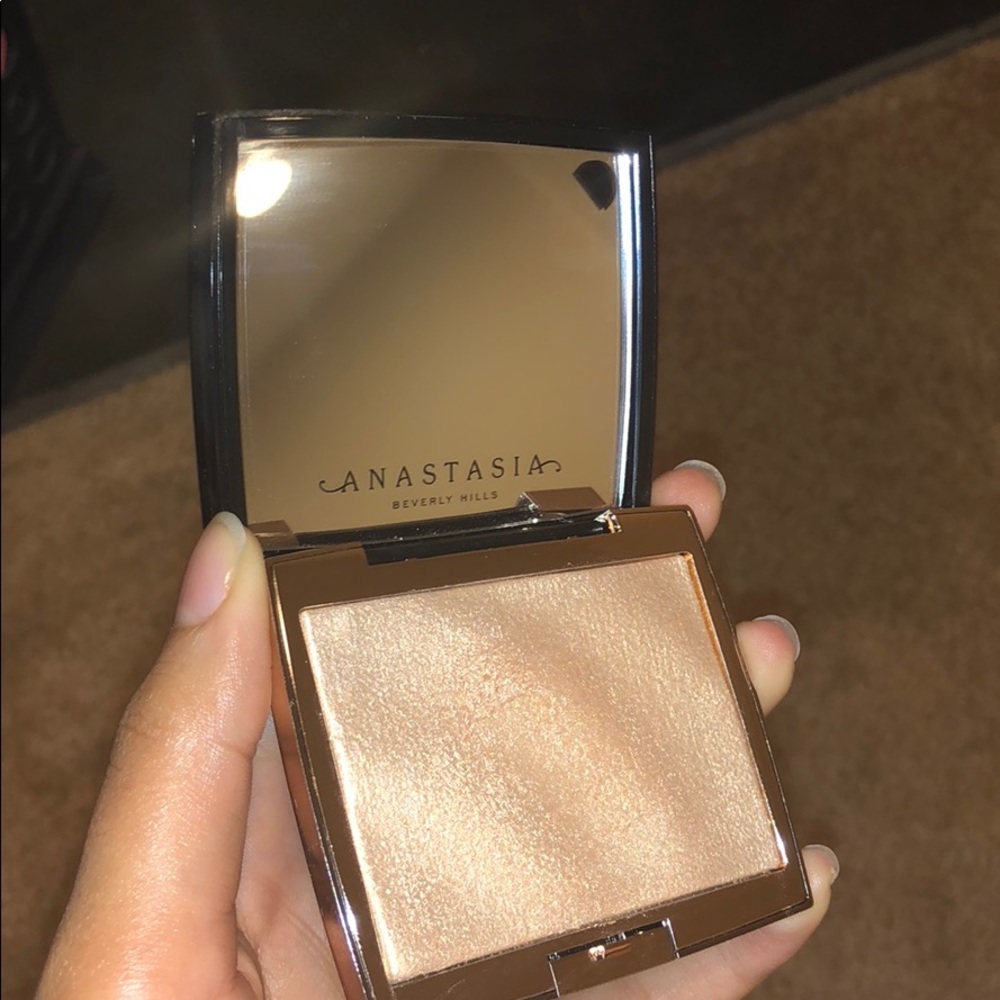 Anastasia Beverly Hills AMREZY highlighter